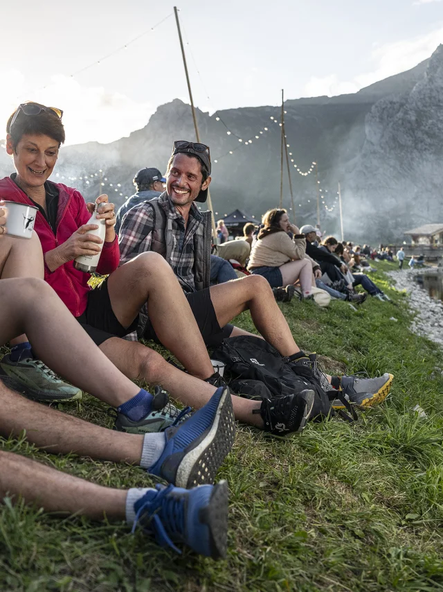 Un groupe de personnes profitant de la fête du lac de la Cour