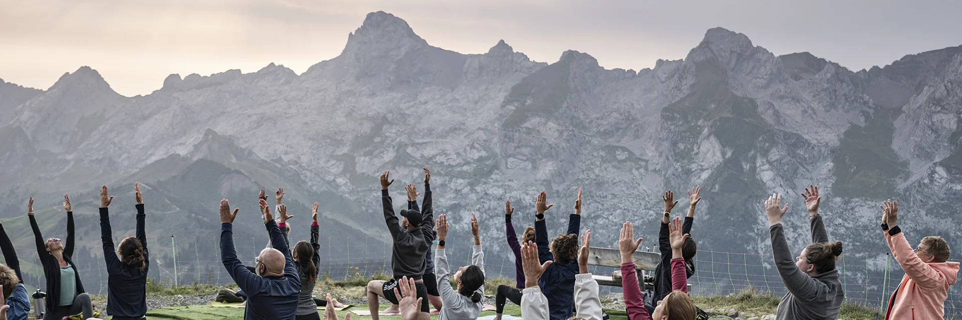 Morning Yoga au sommet du mont Lachat