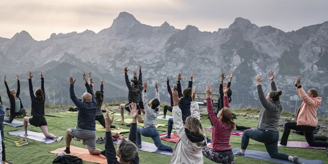 Morning Yoga au sommet du mont Lachat
