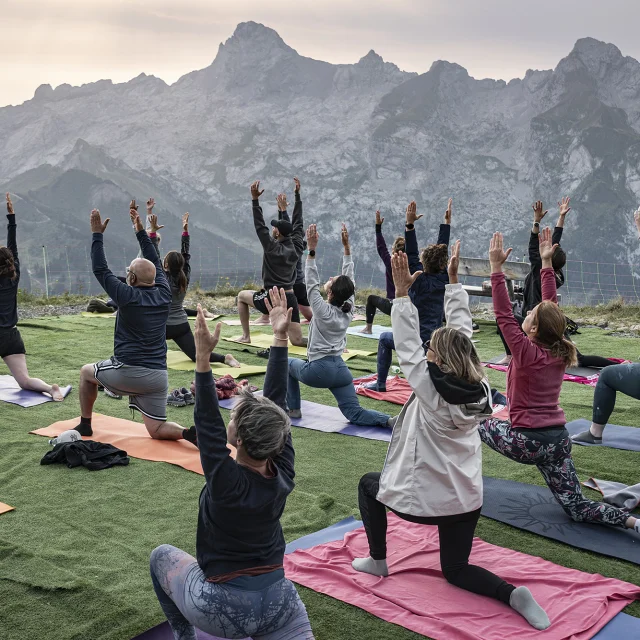 Morning Yoga au sommet du mont Lachat