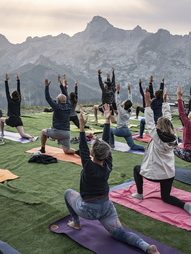 Morning Yoga au sommet du mont Lachat