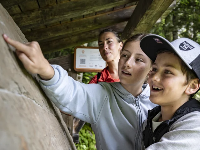 La pierre du Saix - Randonnée patrimoine en famille en été