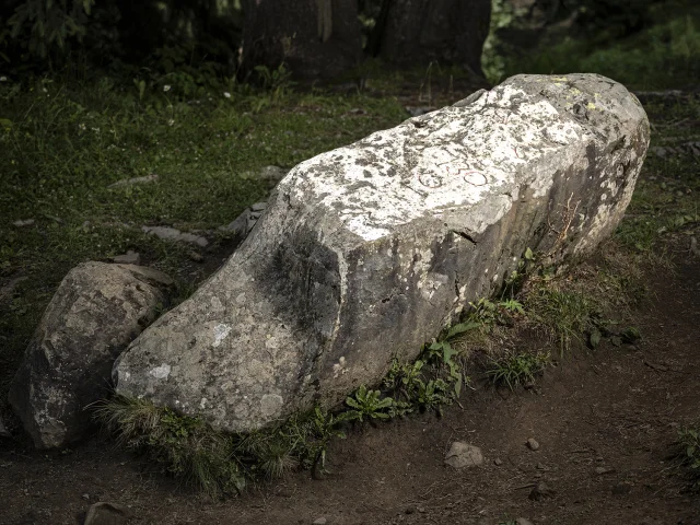 La pierre marquée - Randonnée patrimoine en famille en été
