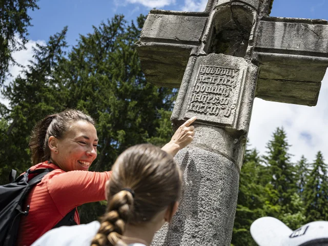 La croix du Clos du Pin - Randonnée patrimoine en famille en été