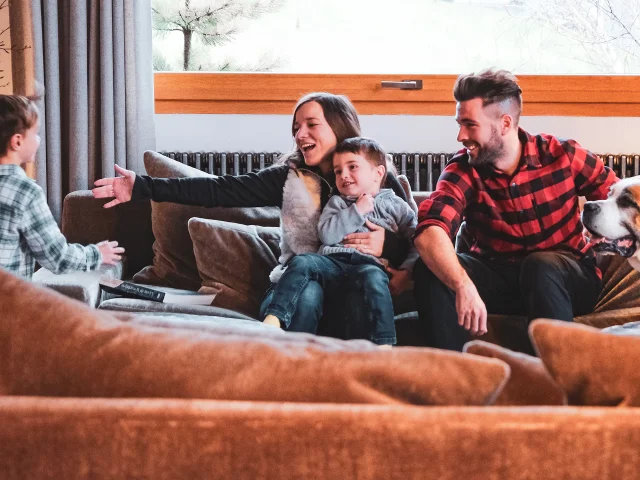 Famille séjournant au Grand-Bornand dans un chalet en hiver
