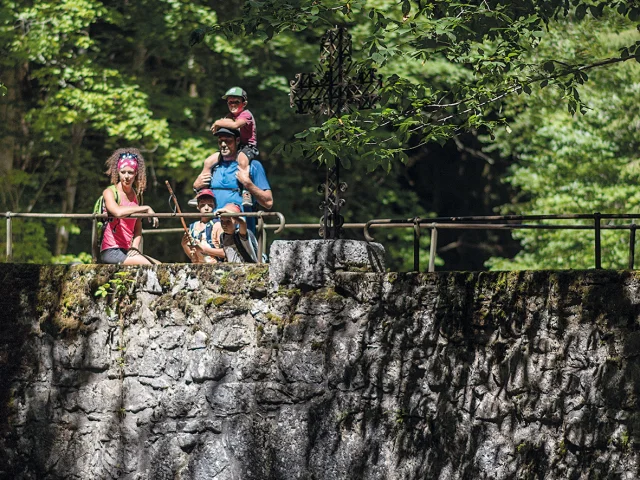 Le pont des Romains - Randonnée patrimoine en famille en été