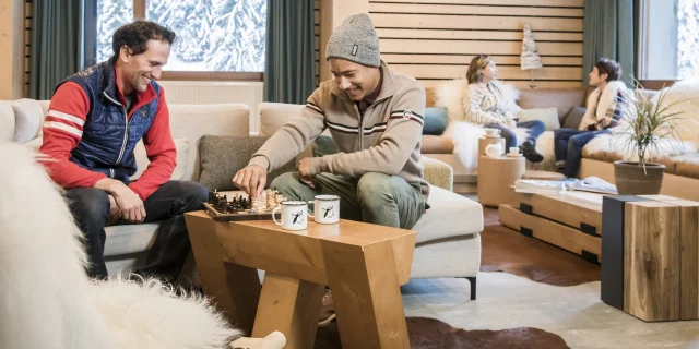 Etablissement collectif - moment de partage entre amis autour d'un jeu de dames.