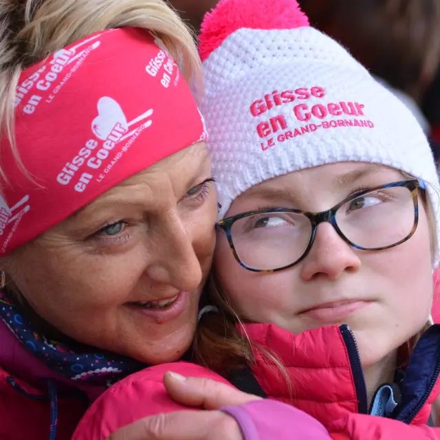Une femme serre fort contre elle une fille lors de l'événement Glisse en Coeur
