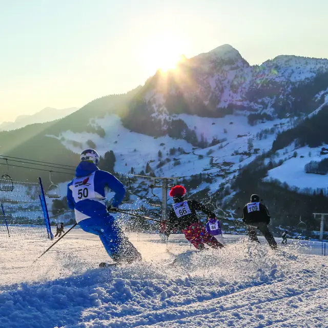 Des skieurs sont en train de dévallée la piste lors de l'événement Glisse en Coeur