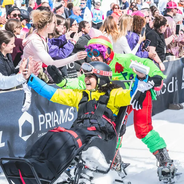 Des skieurs handiski participent à la course aux dons à l'occasion de l'événement Glisse en Coeur