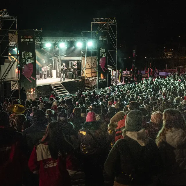 Scène de Glisse en Coeur la nuit, avec un public en feu !