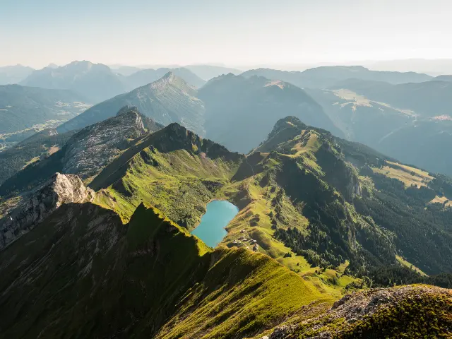 Le lac de Lessy en été