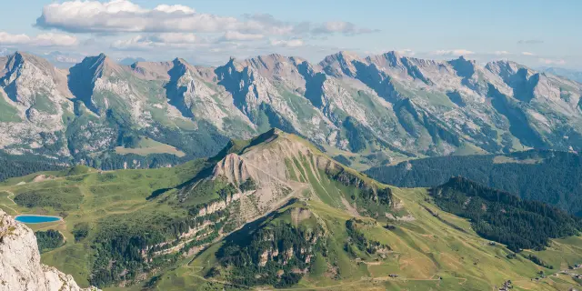 La chaîne des Aravis en été