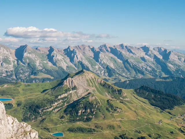 La chaîne des Aravis en été