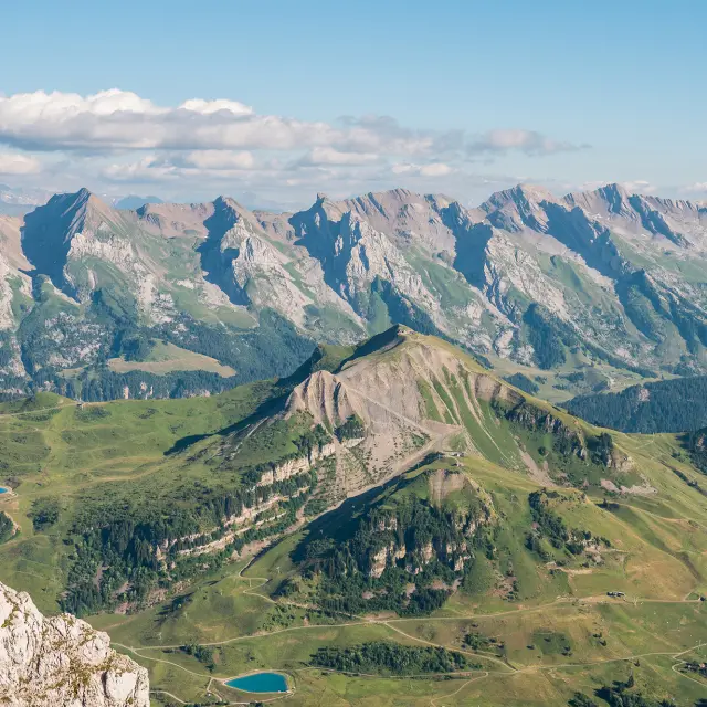 La chaîne des Aravis en été