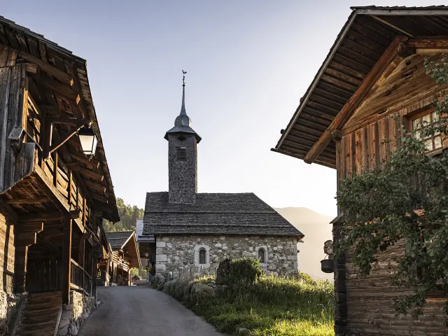 Vieux Village du Chinaillon en été, avec au premier plan, l'église