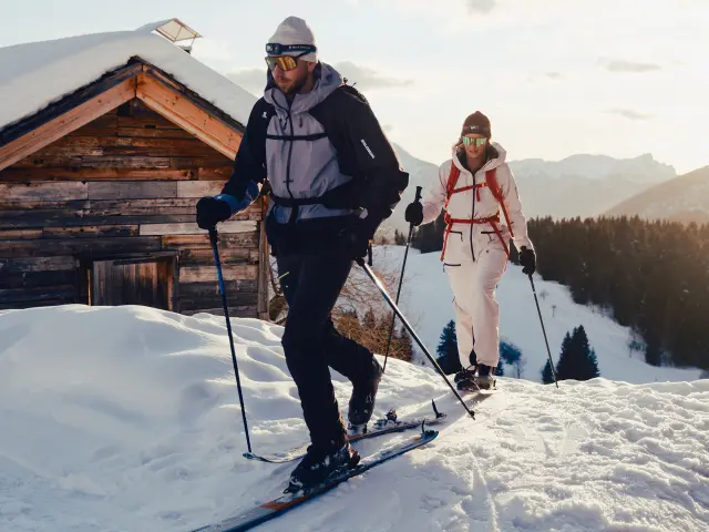 2 amis partent pour une sortie ski de rando en nocturne2 amis partent pour une sortie ski de rando en nocturne