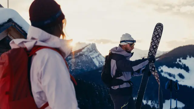 2 amis partent pour une sortie ski de rando en nocturne