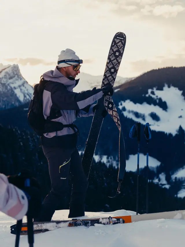 2 amis partent pour une sortie ski de rando en nocturne