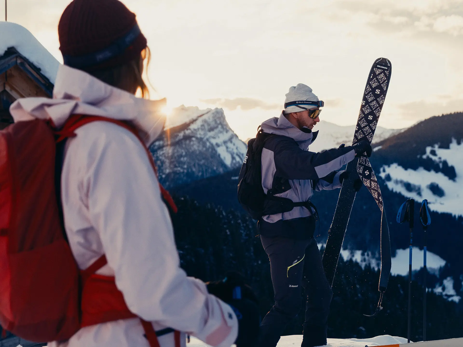 2 amis partent pour une sortie ski de rando en nocturne