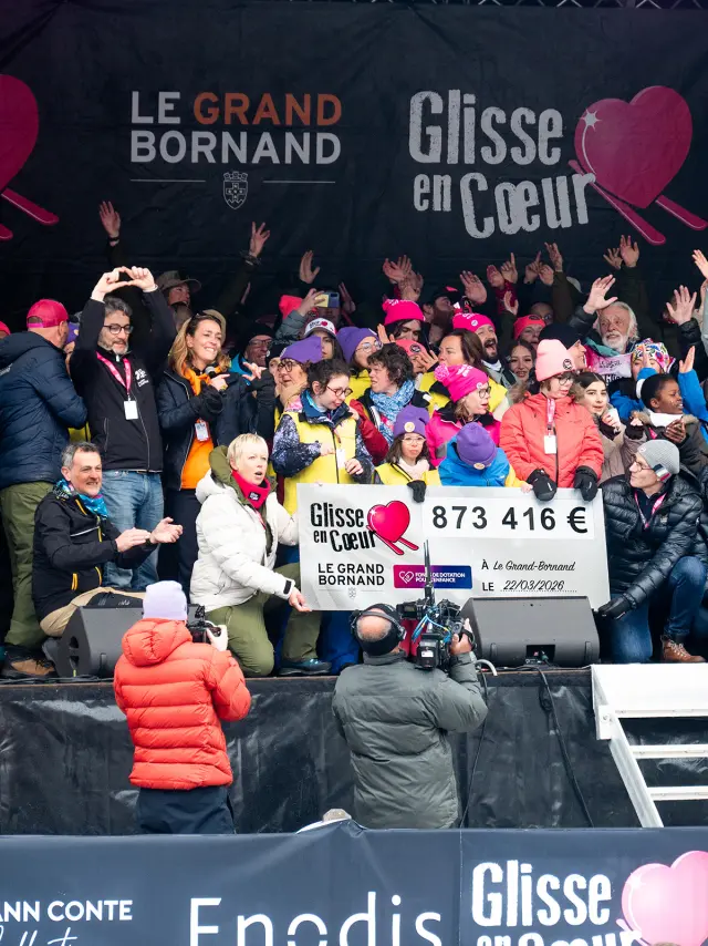 Remise du chèque lors de la 17e édition de Glisse en Cœur, du 20 au 22 mars 2026