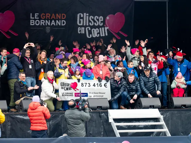 Remise du chèque lors de la 17e édition de Glisse en Cœur, du 20 au 22 mars 2026