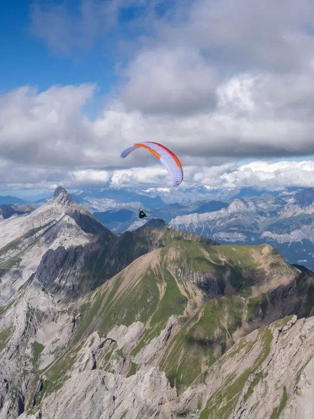 Parapente au-dessus de la chaîne des Aravis en été