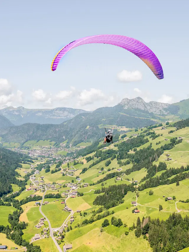 Survol du Grand-Bornand en parapente l'été
