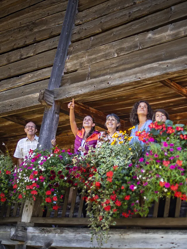 Une famille profite d'une visite guidée de la Maison du Patrimoine en été