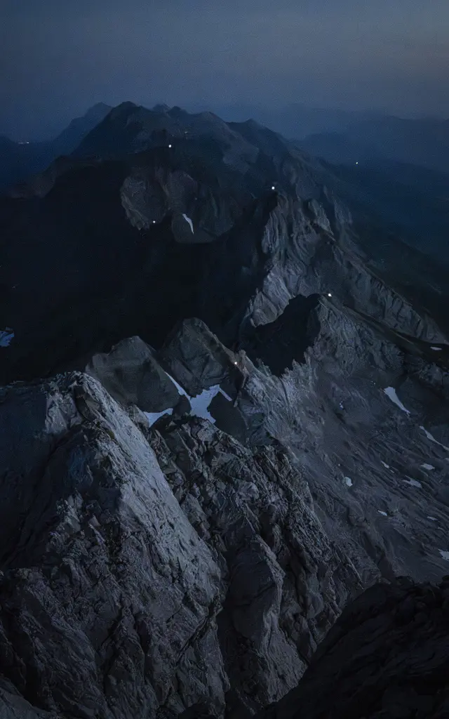 Dans l'objectif de Tilby Vattard à l'occasion de la Fête de la Montagne, du 14 juillet 2026 - éclairage de la chaîne des Aravis