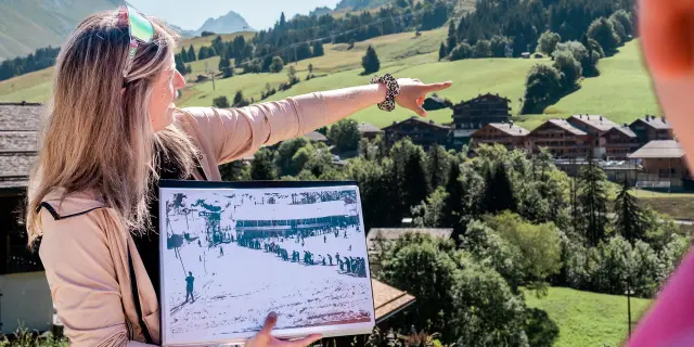 Une médiatrice culturelle explique l'histoire du vieux Chinaillon à des personnes à l'occasion d'une visite guidée