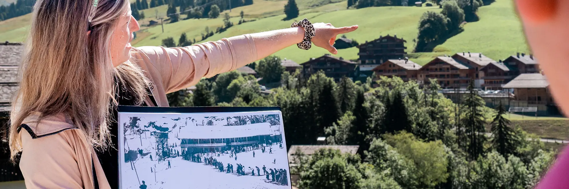 Une médiatrice culturelle explique l'histoire du vieux Chinaillon à des personnes à l'occasion d'une visite guidée