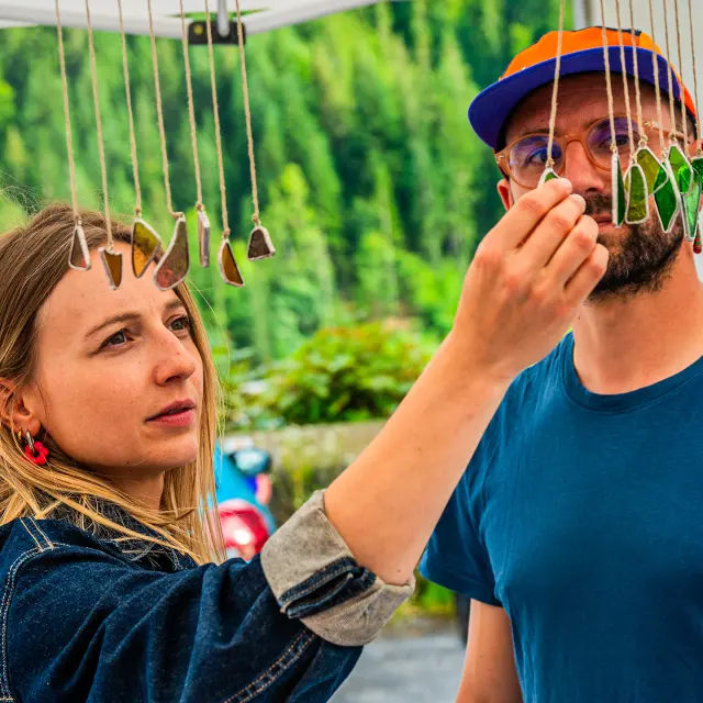 Un couple fait des emplettes sur le marché des créateurs au Grand-Bornand Village