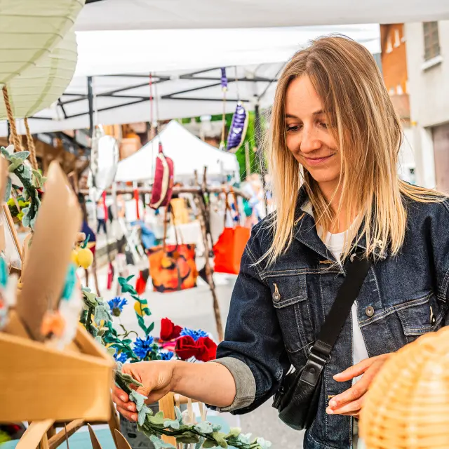 Un couple fait des emplettes sur le marché des créateurs au Grand-Bornand Village