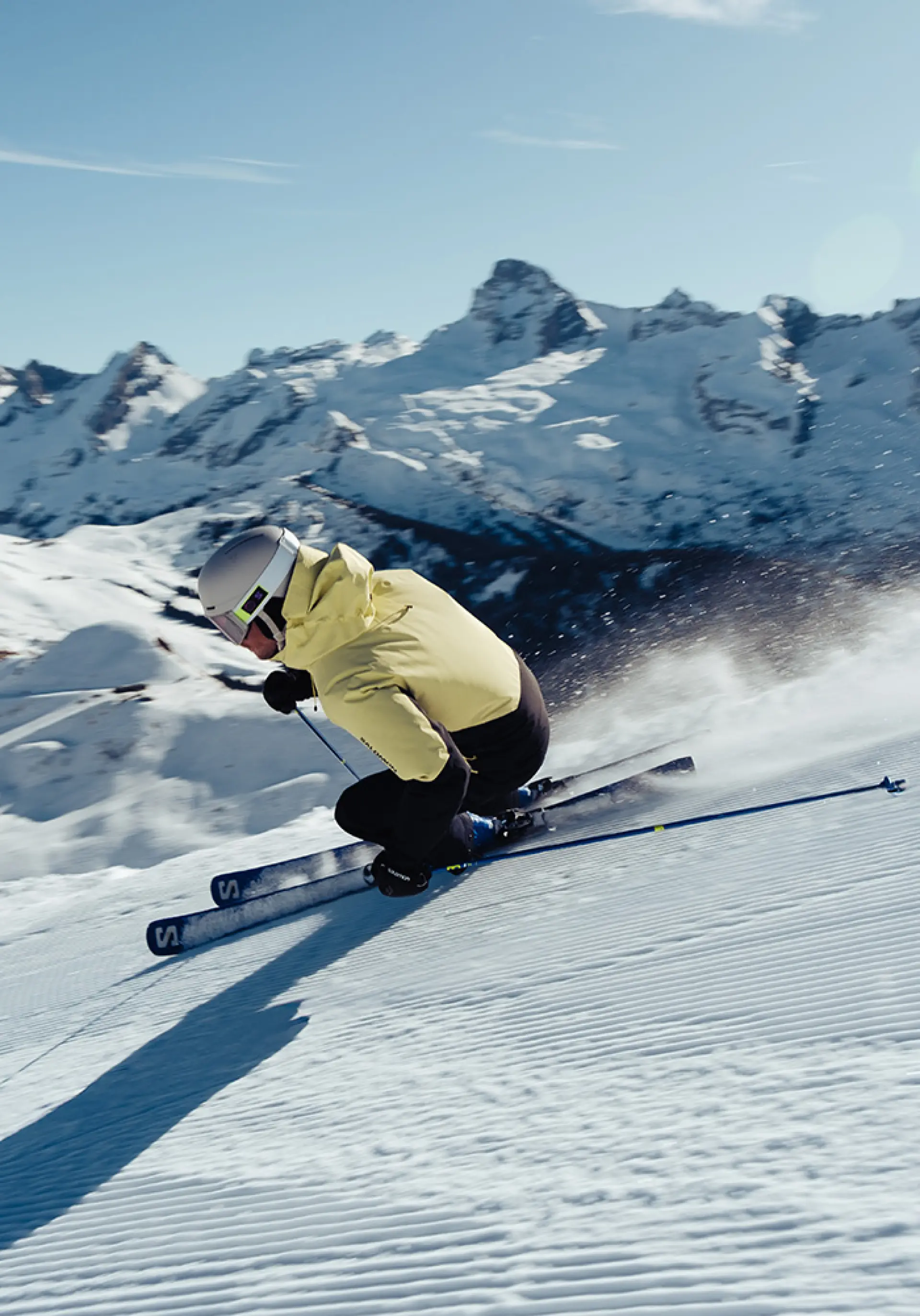 Un skieur alpin dévale la piste 2000 avec pour toile de fond, la pointe Percée
