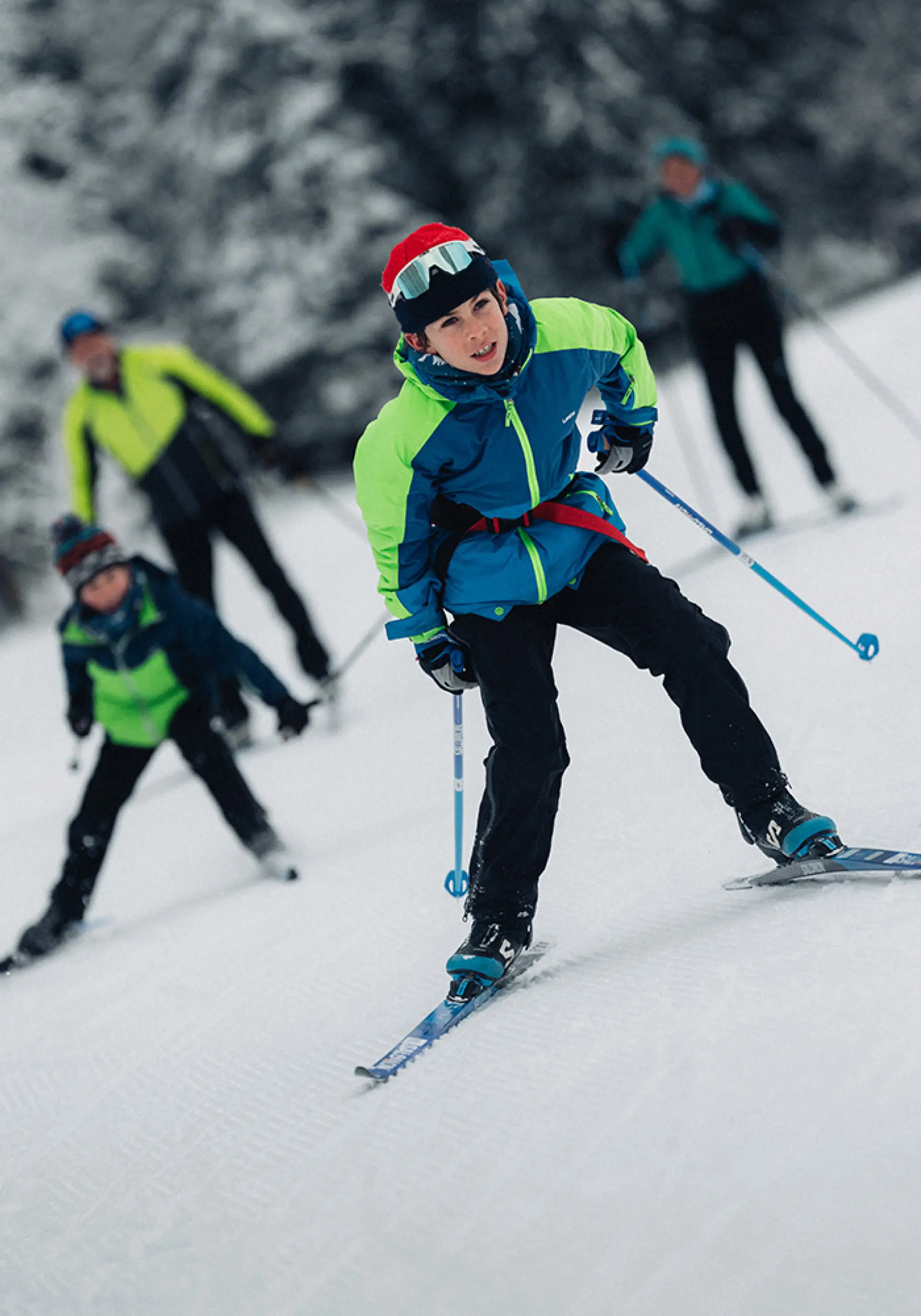 Des enfants pratiquent le ski nordique au Grand-Bornand et font la course avec leur grand-père