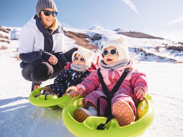 Journée luge en famille avec deux enfants sur le front de neige des 2 Alpes