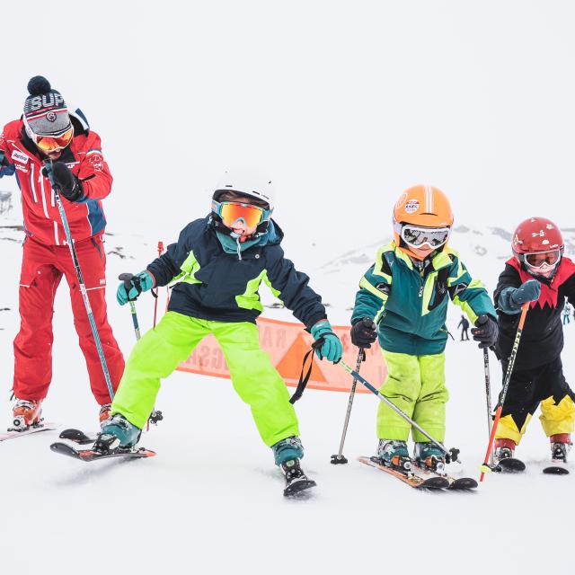 082-les-2-alpes-automne-hiver-enfant-groupe-ski.jpg