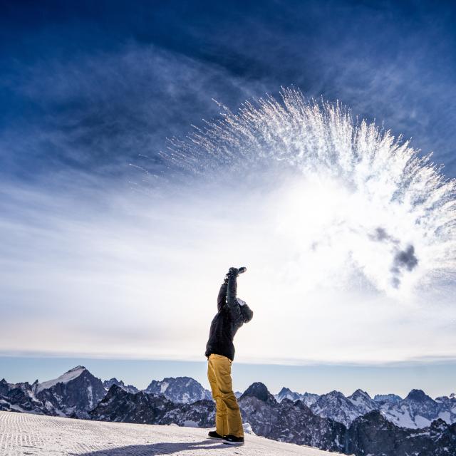 Grand froid au sommet du glacier des Deux-Alpes par une journée ensoleillée avec panorama sur le massif des écrins