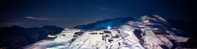 Station des Deux-Alpes illuminée sous les étoiles lors d'une soirée d'hivers