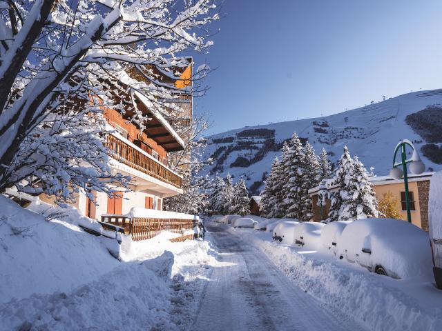La station des Deux-Alpes sous la neige avec un ciel bleu le lendemain d'une chute de neige