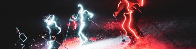 Démonstration de ski de nuit par les moniteurs lors des vacances de fin d'année dans la station des Deux-Alpes