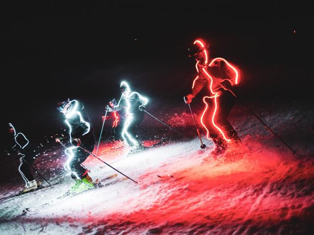 Démonstration de ski de nuit par les moniteurs lors des vacances de fin d'année dans la station des Deux-Alpes