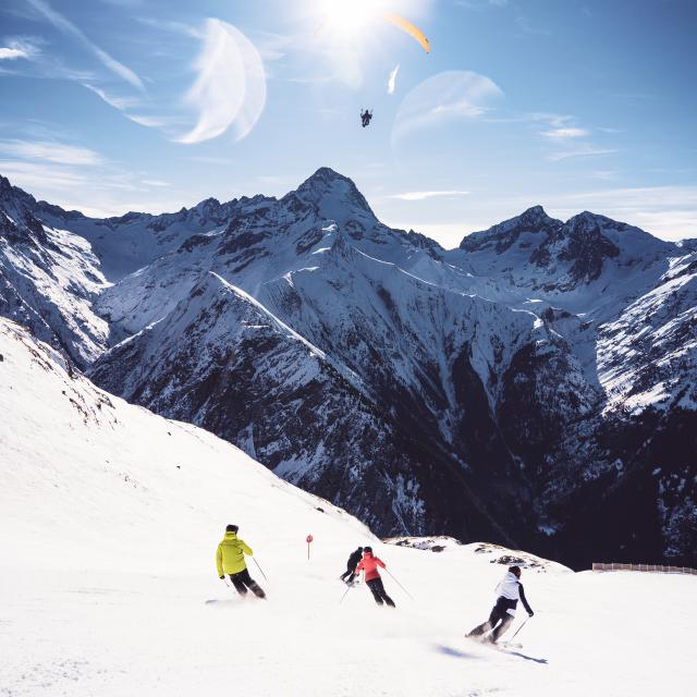 186-les-2-alpes-automne-hiver-groupe-multiactivite-parapente-paysage-remontee-mecanique-ski.jpg