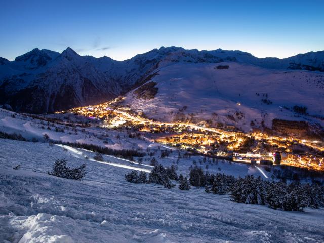 Vie de la station des 2 Alpes de nuit pendant l'hiver
