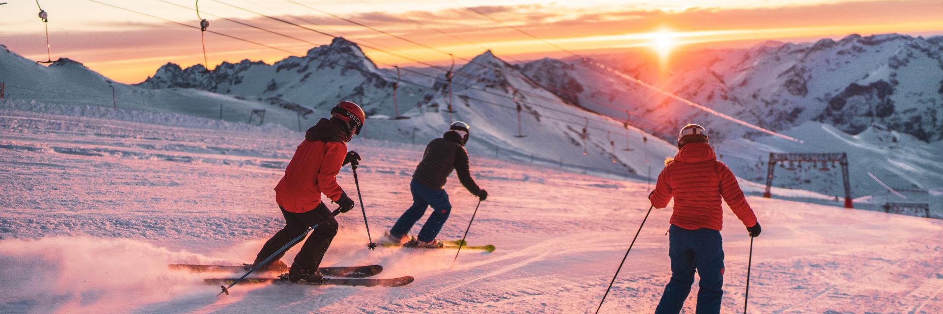 Ski de piste sur le glacier des Deux-Alpes au couché de soleil