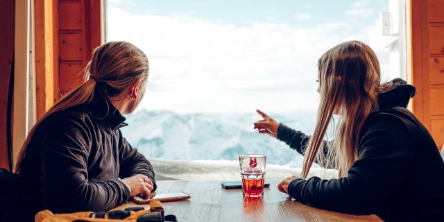 Pause boisson dans un restaurant d'altitude lors d'une journée ski sur le domaine skiable des Deux-Alpes