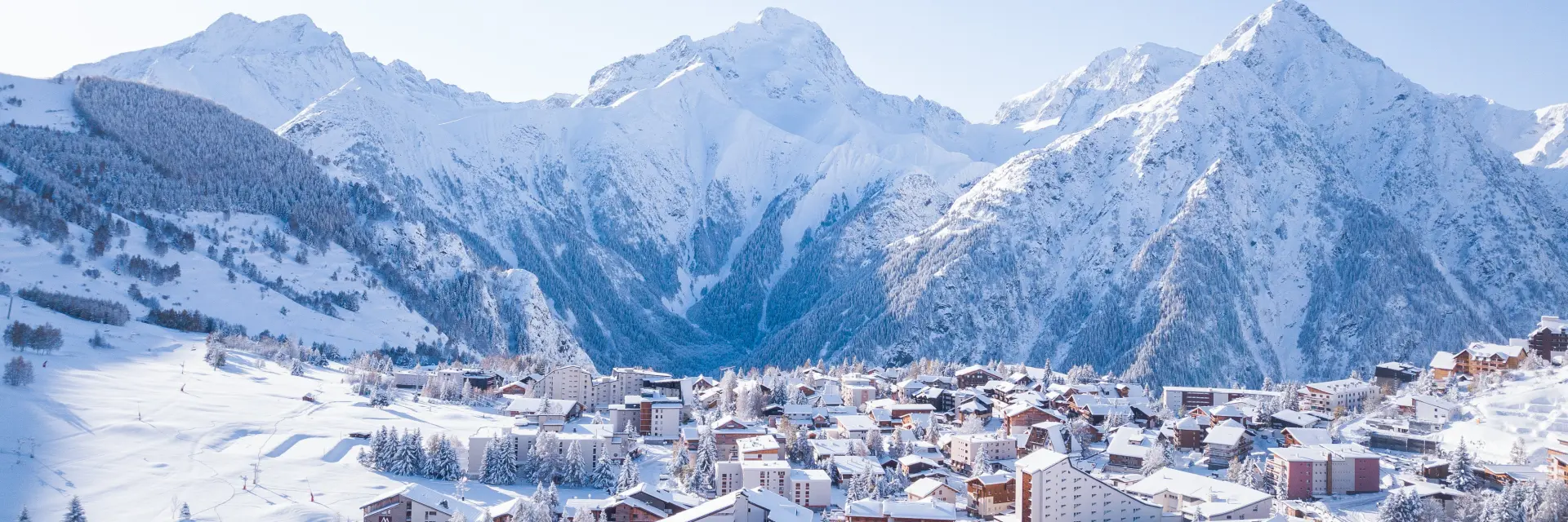 Point de vue aérien de la station des Deux-Alpes un lendemain de chute de neige
