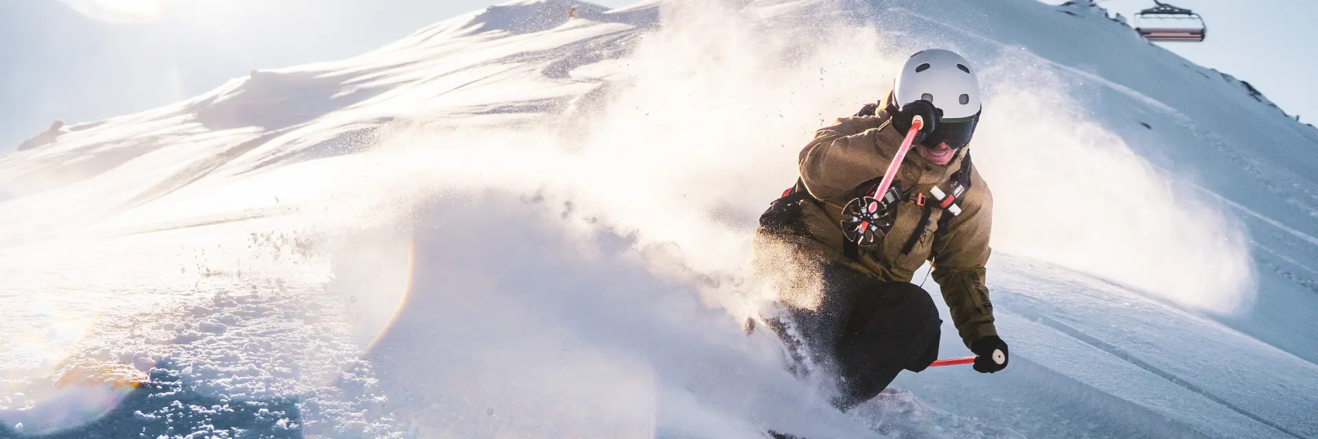 Virage dans la poudreuse à la Toura sur le domaine skiable des Deux-Alpes