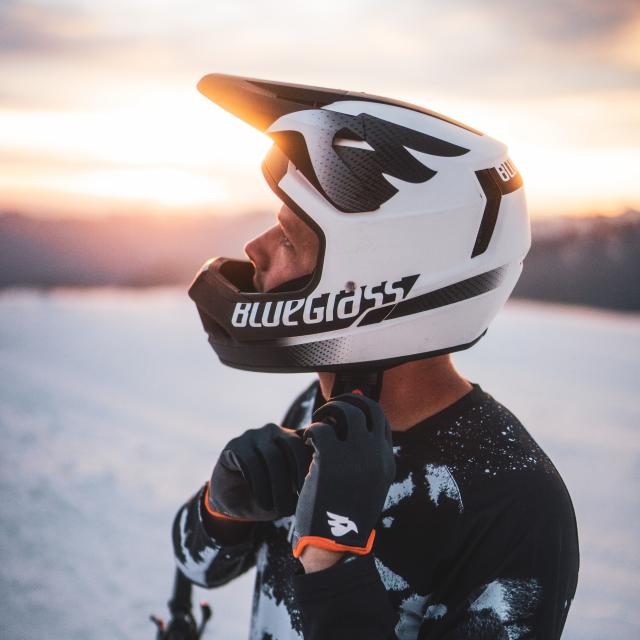 Vététistes mettant son casque bluegrass partenaire de la station des Deux-Alpes